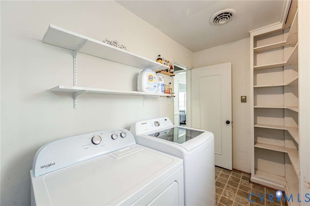 1607 Winding Way