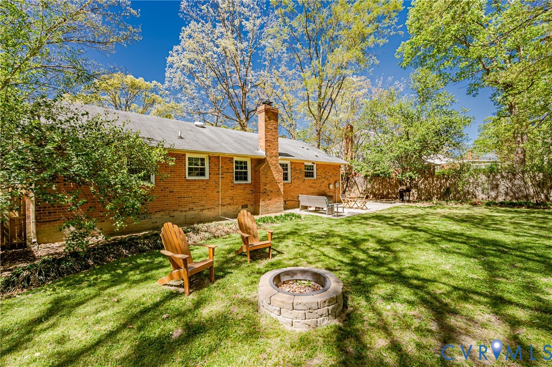1607 Winding Way