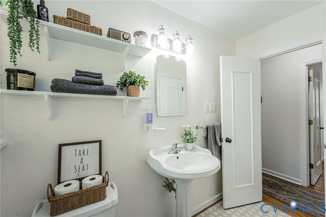 1607 Winding Way