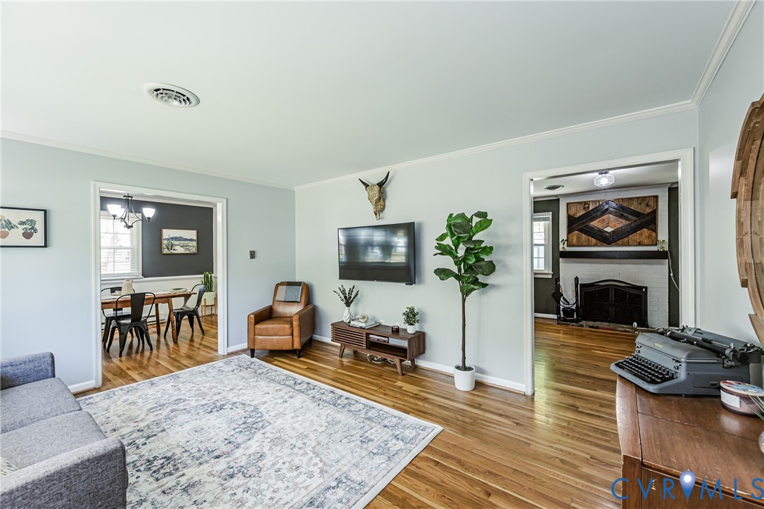 1607 Winding Way