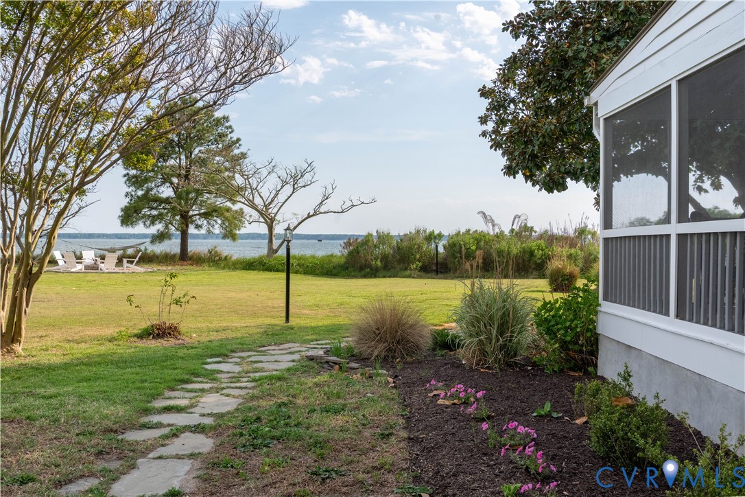 62 Riverside Dr