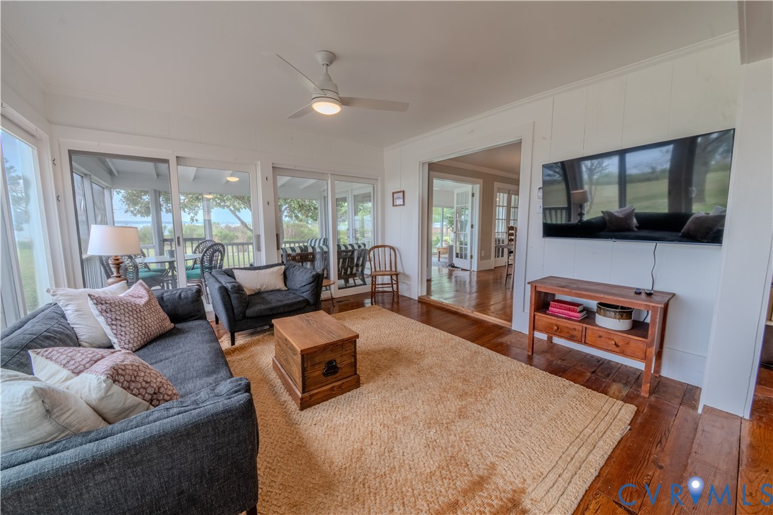 62 Riverside Dr