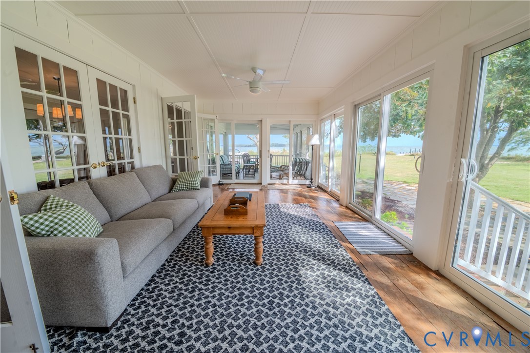 62 Riverside Dr