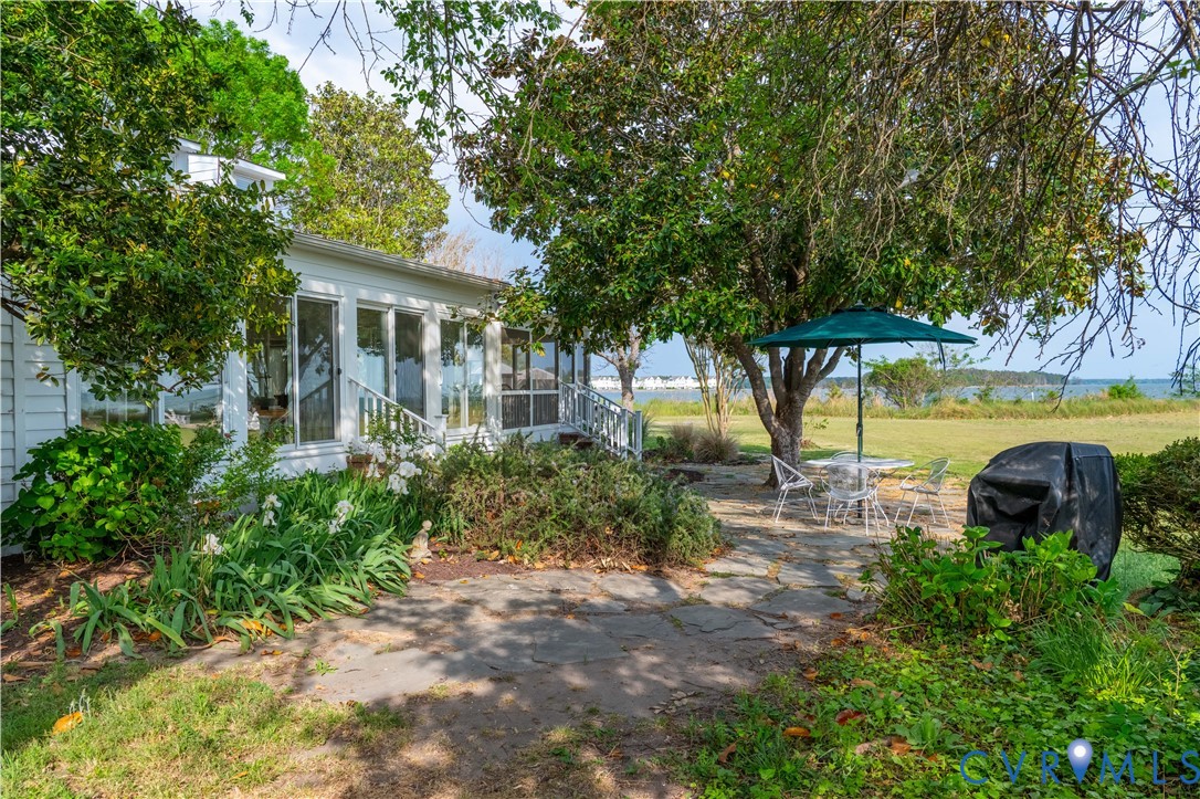 62 Riverside Dr