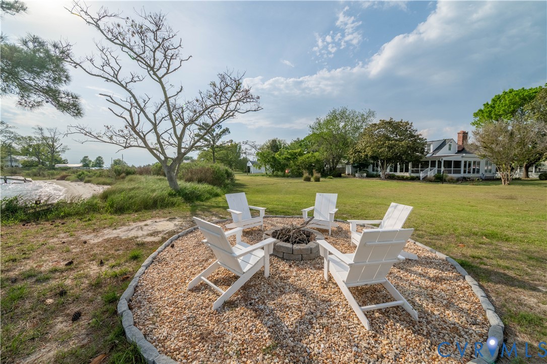 62 Riverside Dr