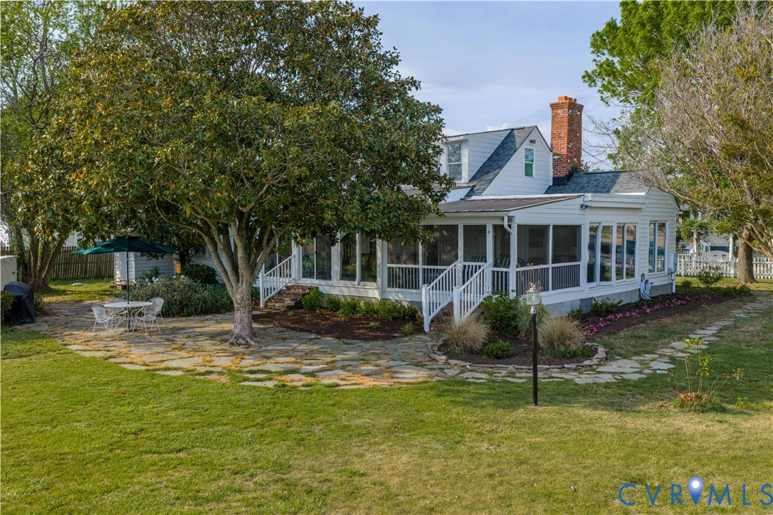 62 Riverside Dr