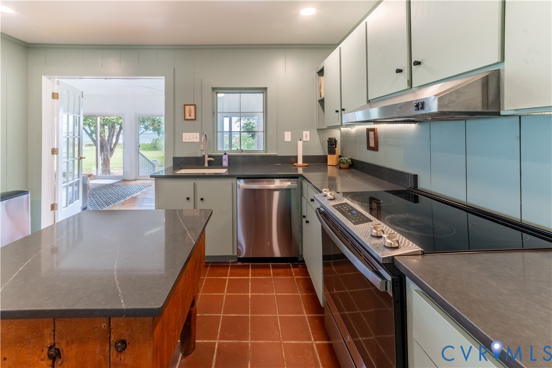 62 Riverside Dr