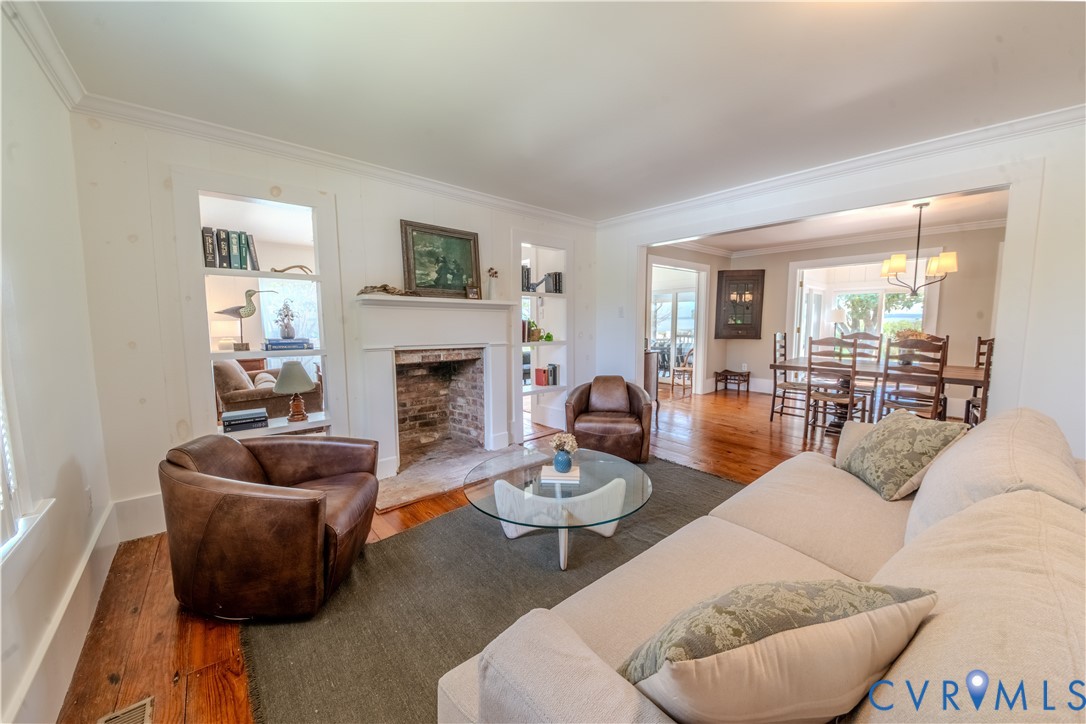 62 Riverside Dr