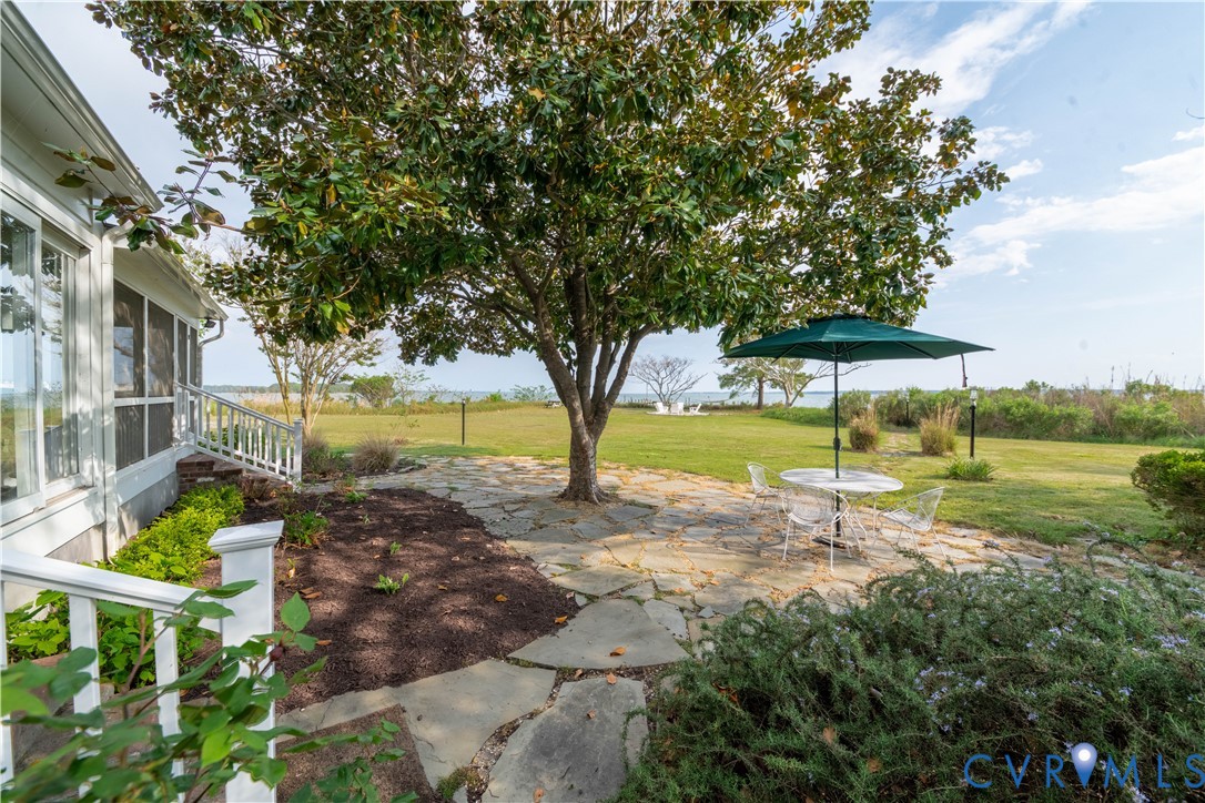 62 Riverside Dr