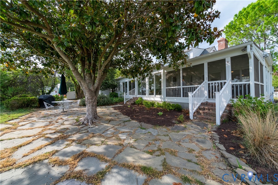 62 Riverside Dr