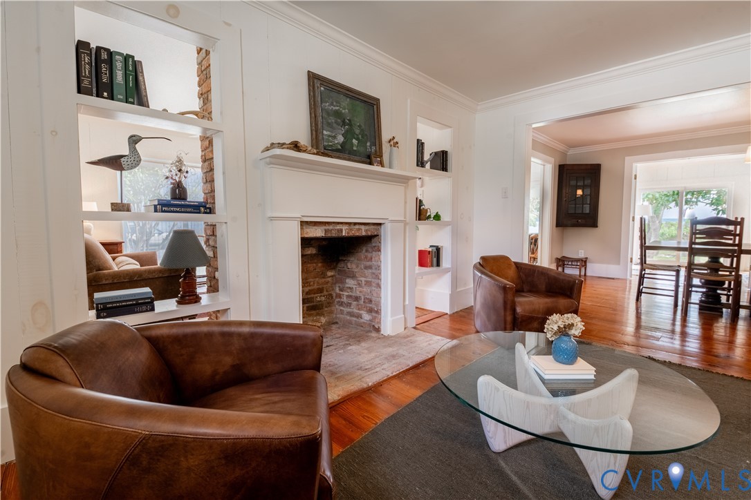 62 Riverside Dr