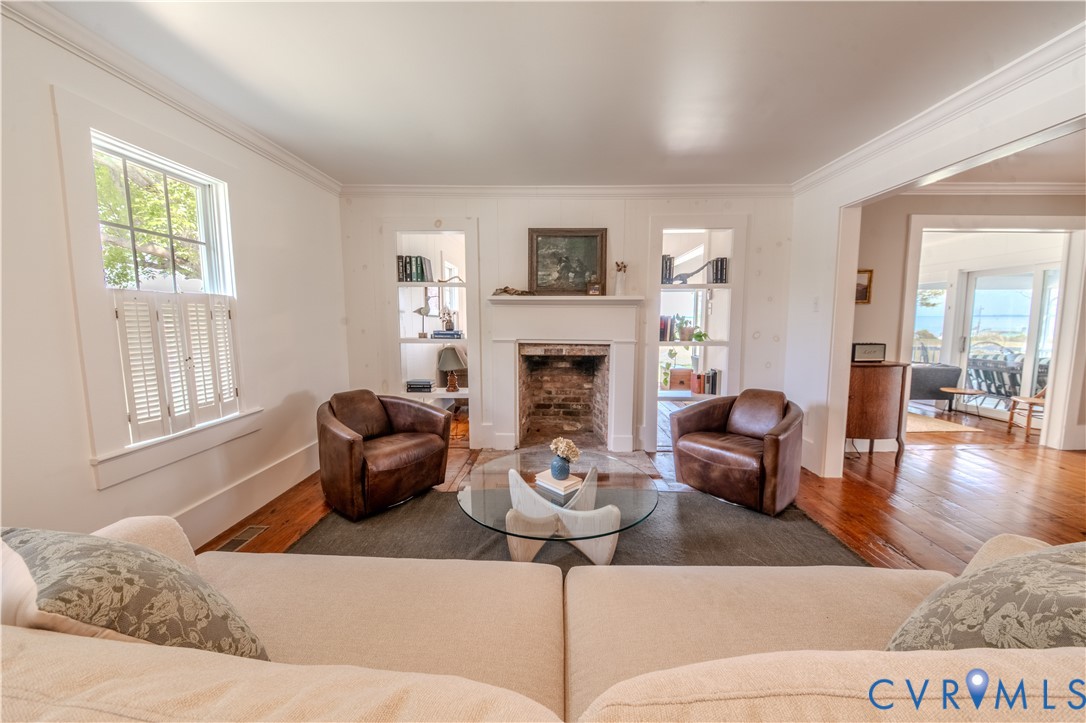 62 Riverside Dr