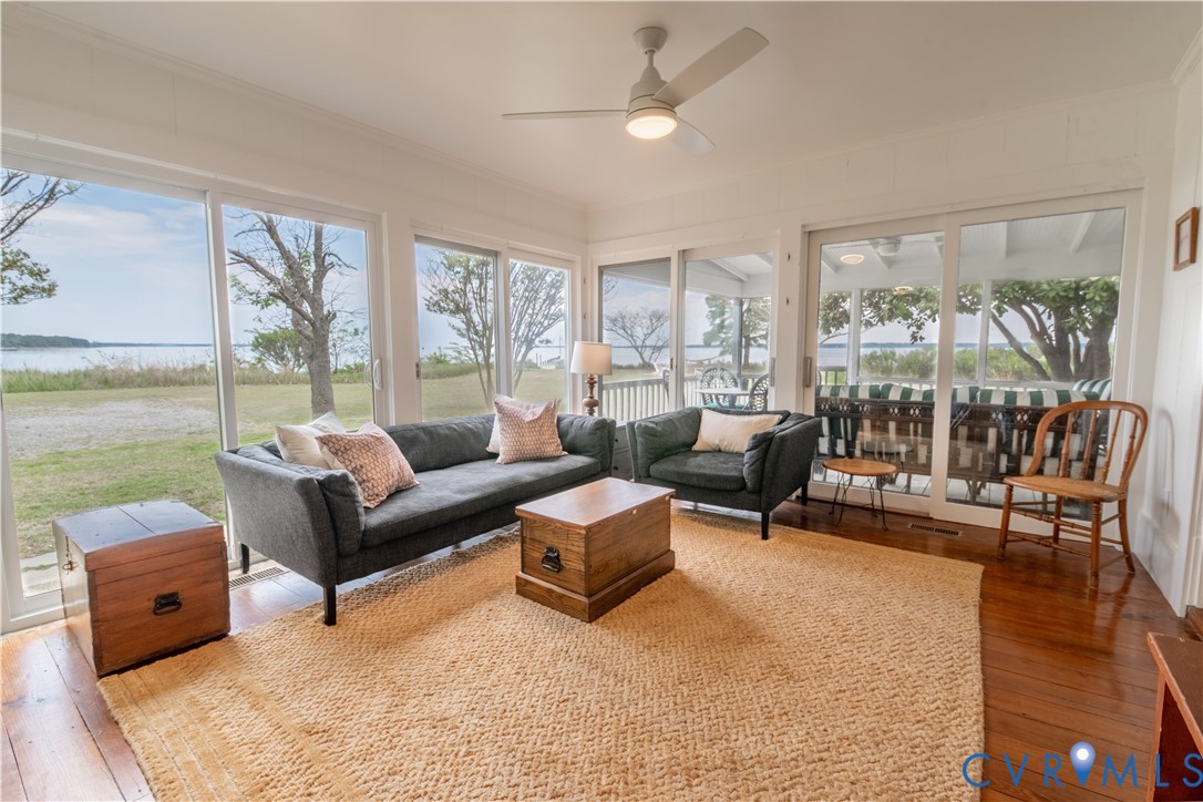 62 Riverside Dr