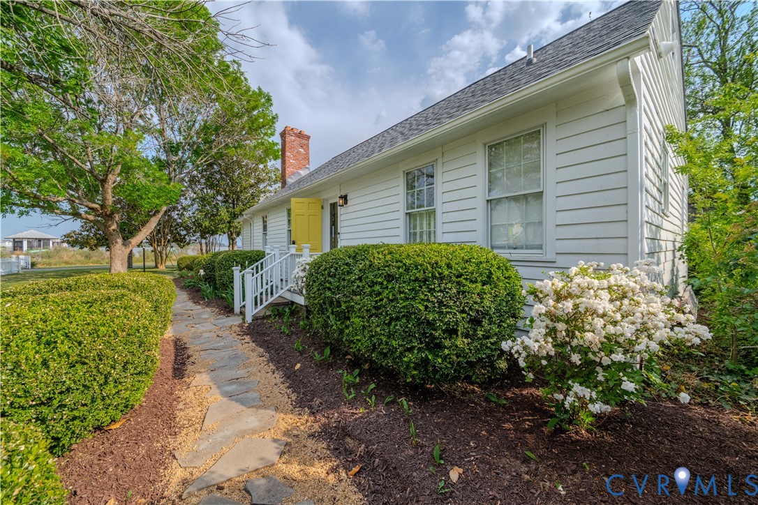 62 Riverside Dr