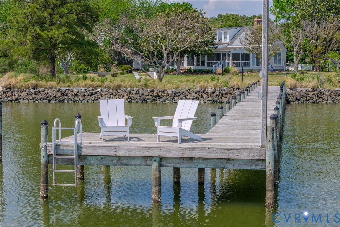 62 Riverside Dr
