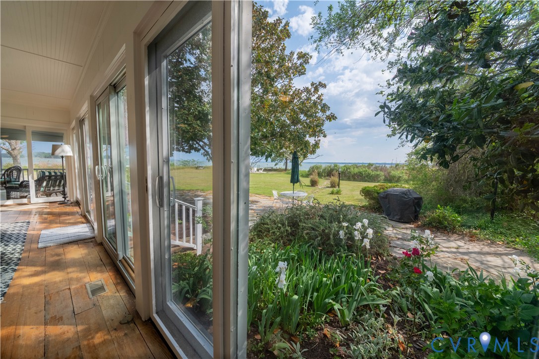 62 Riverside Dr