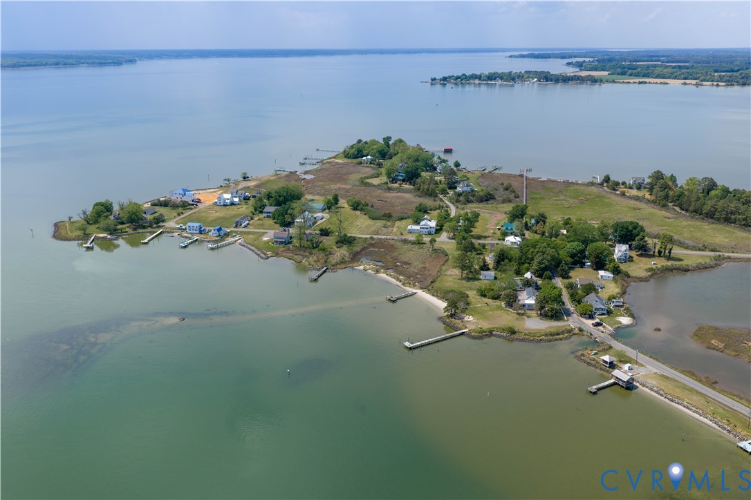 62 Riverside Dr