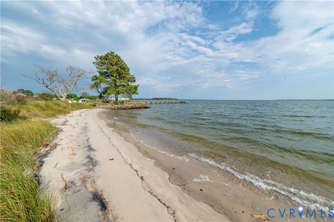 62 Riverside Dr