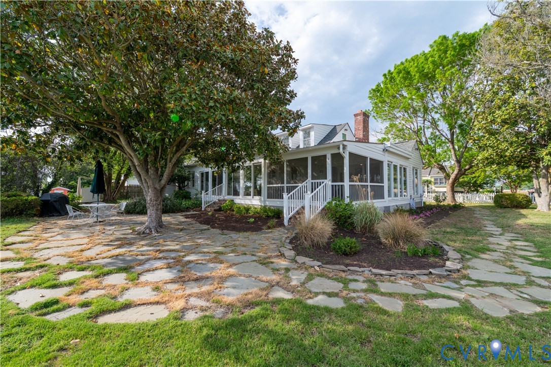 62 Riverside Dr