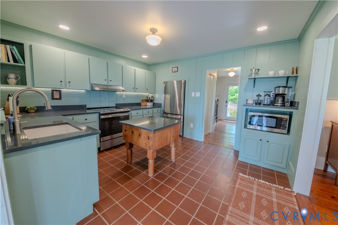 62 Riverside Dr