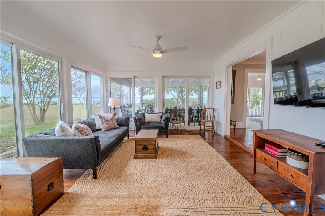 62 Riverside Dr