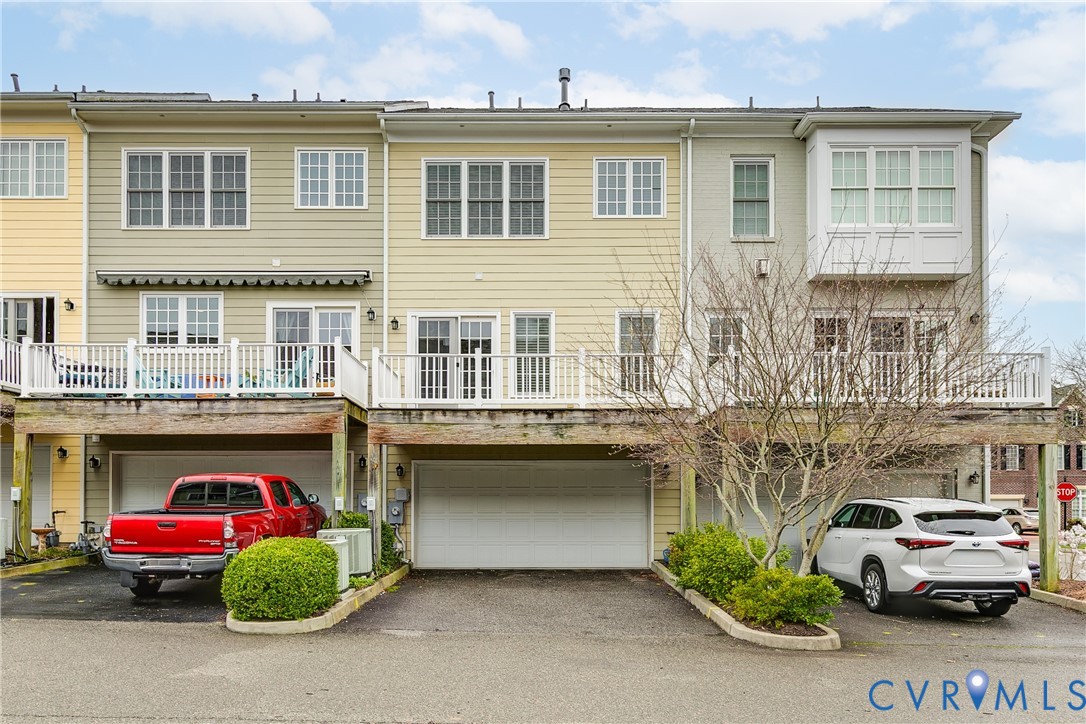 1002 Hyde Ln