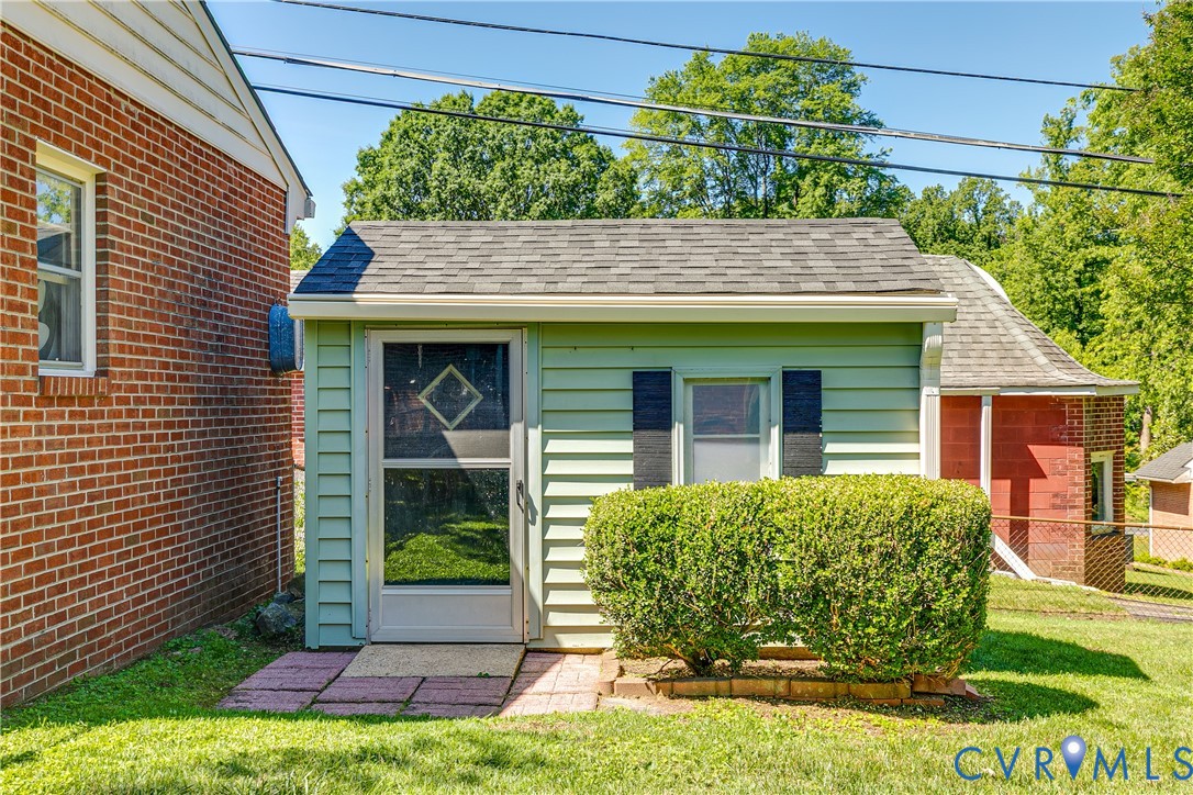 1900 Lansing Ave
