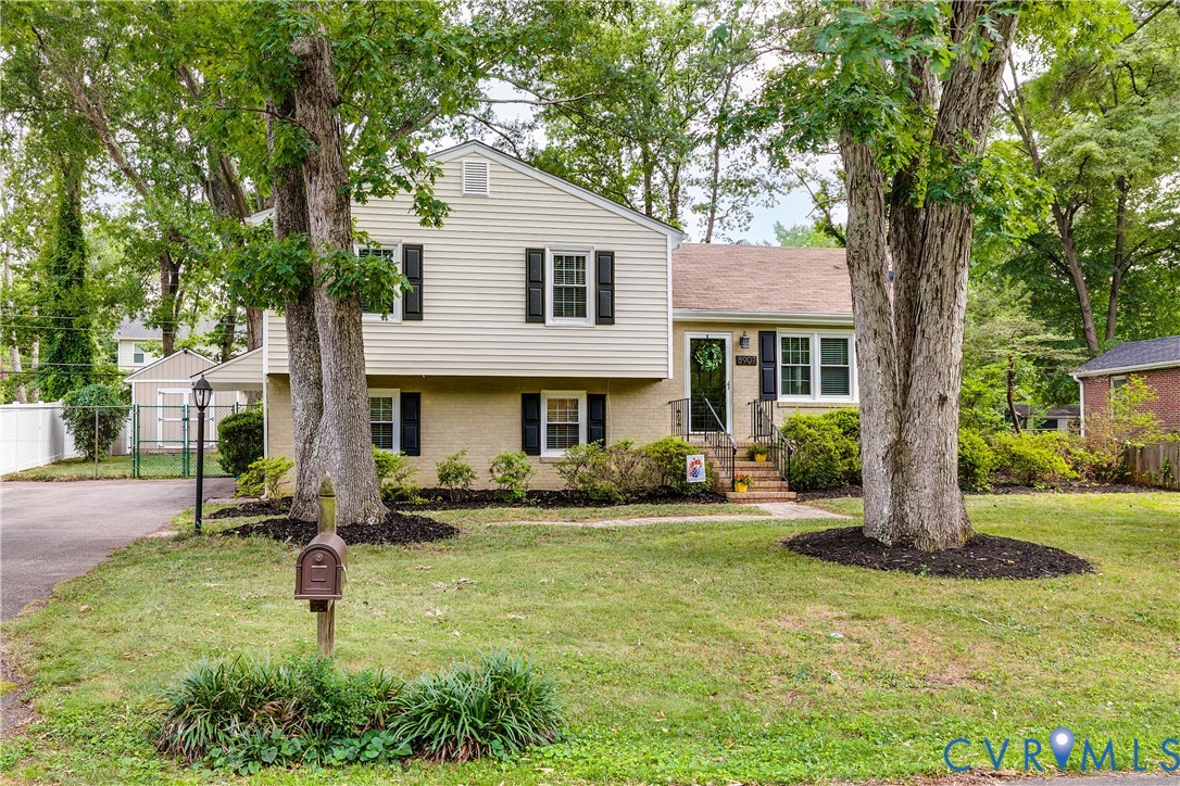 8907 Michaux Ln