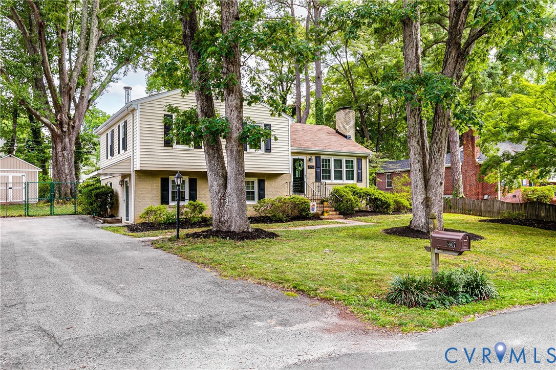 8907 Michaux Ln