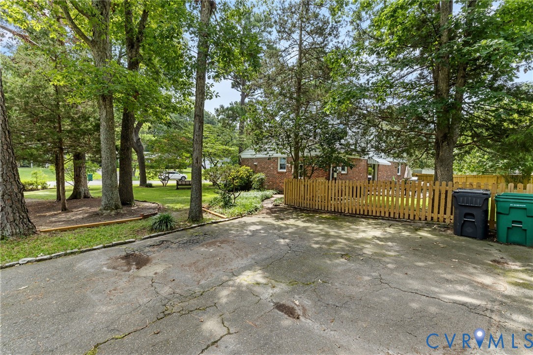 404 Aubery Rd