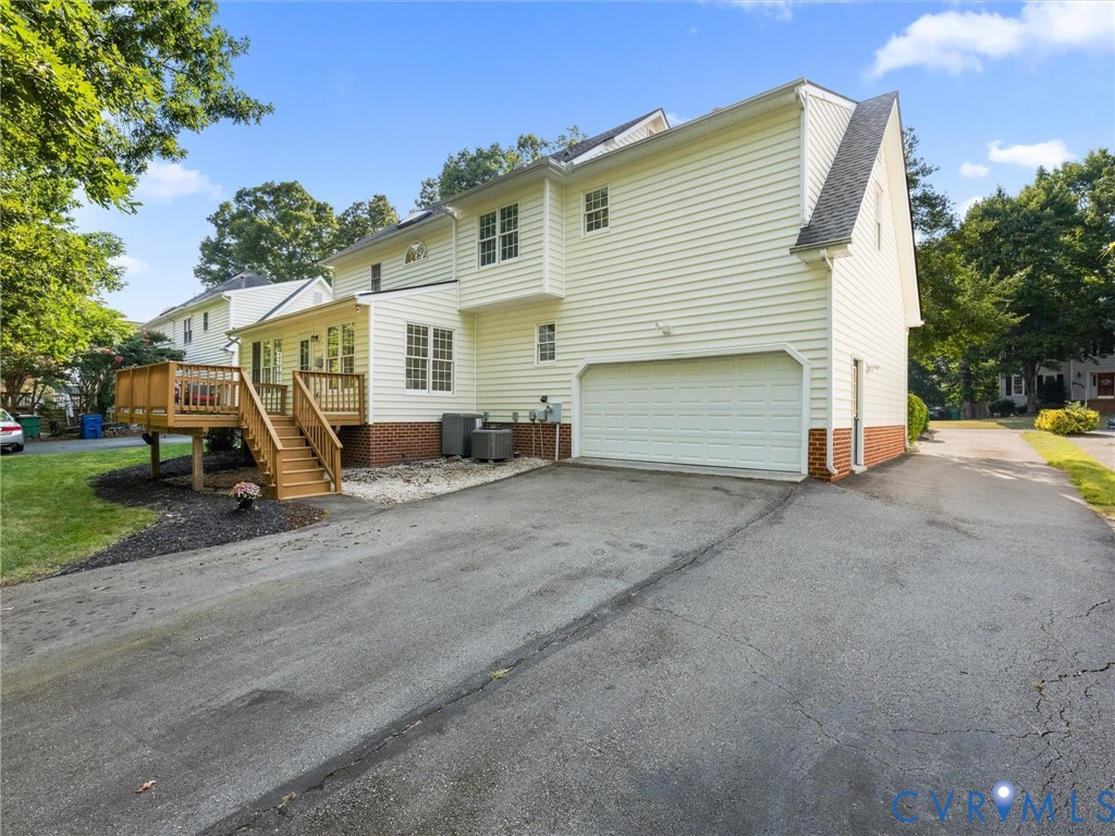 3229 Center Ridge Dr