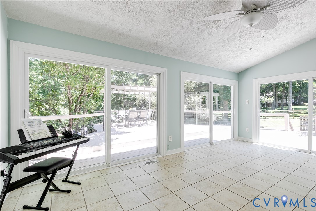 1107 Royal Ridge Rd
