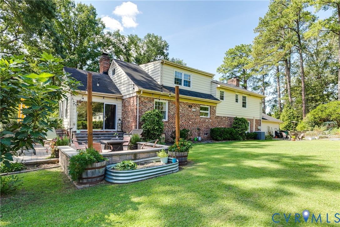 1601 W Monmouth Dr