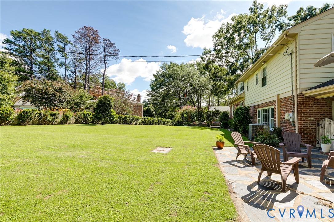 1601 W Monmouth Dr