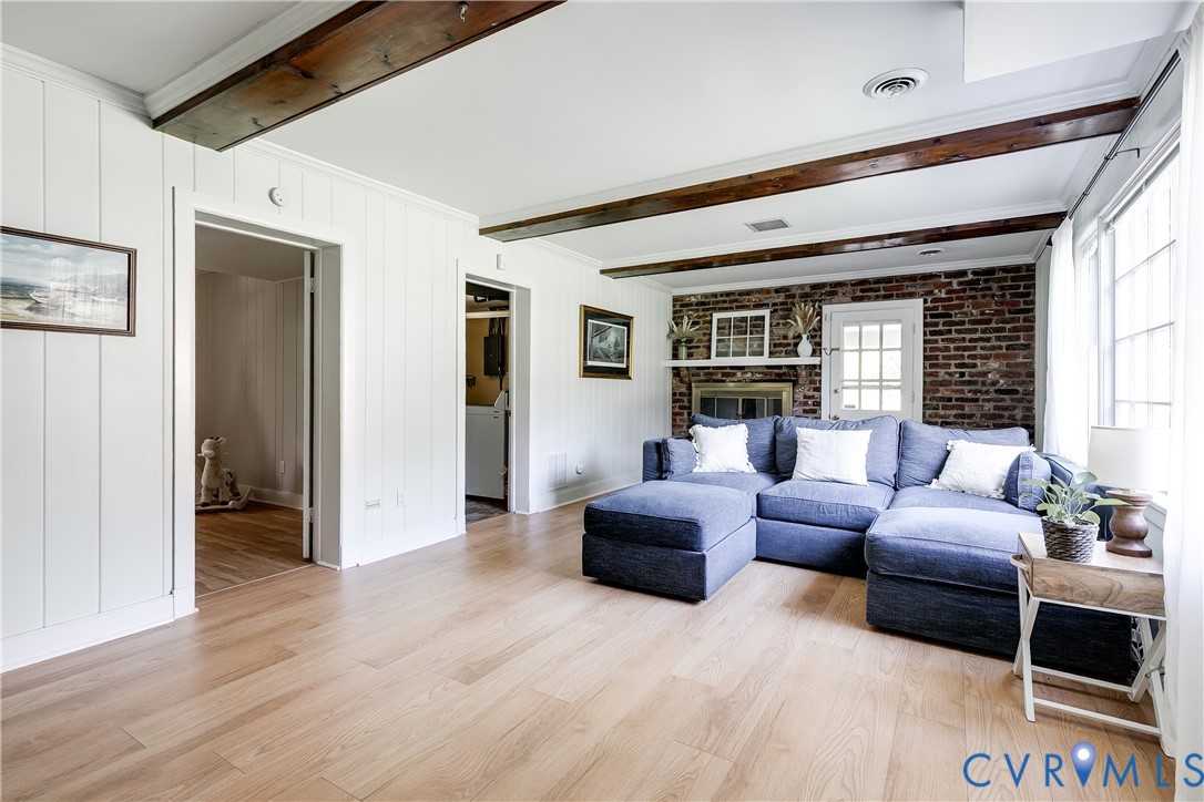 1601 W Monmouth Dr
