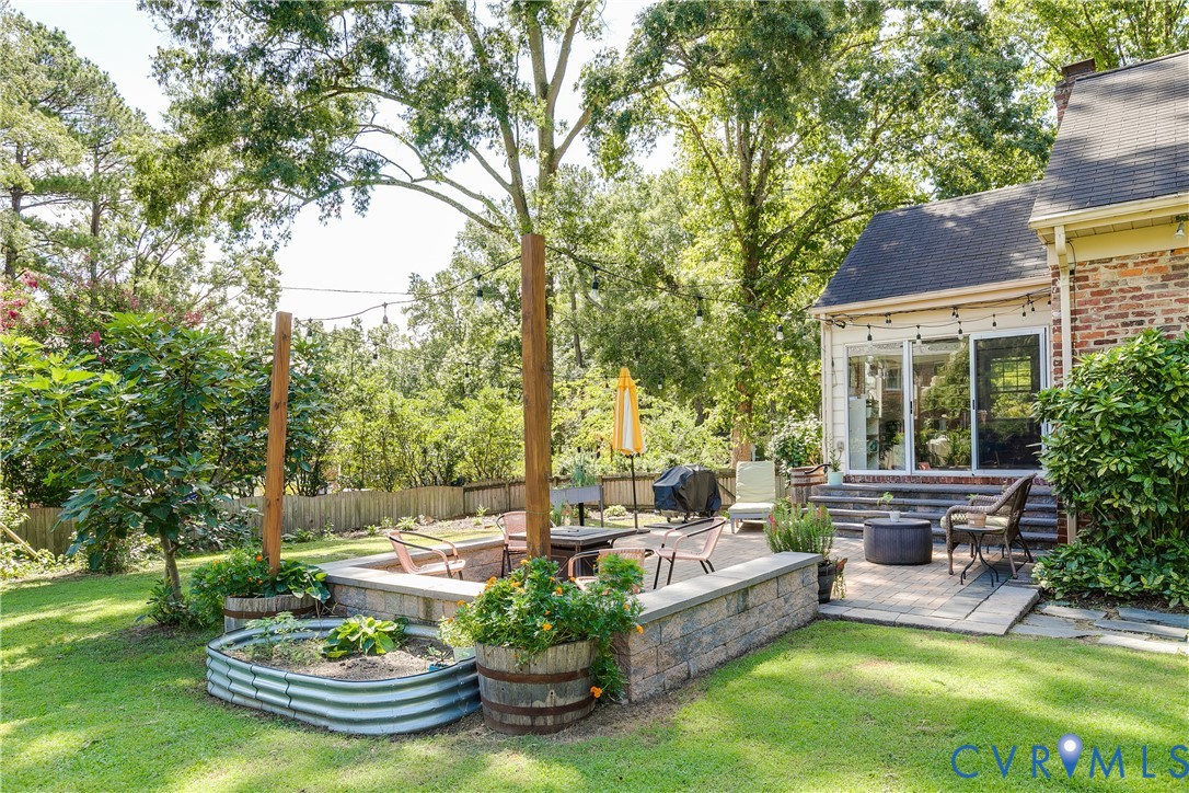 1601 W Monmouth Dr