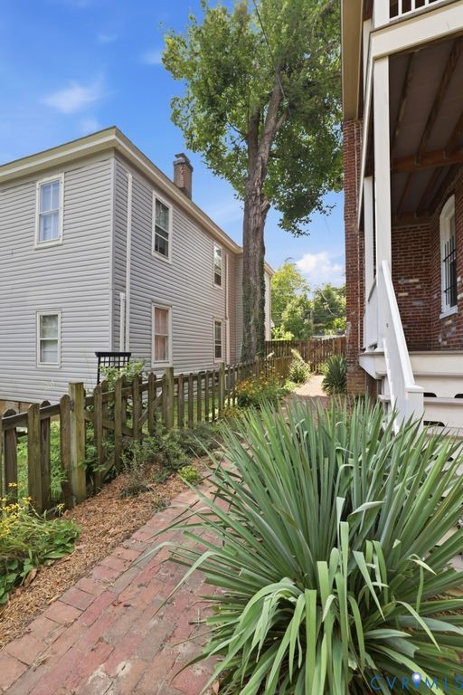 311 W 27th St