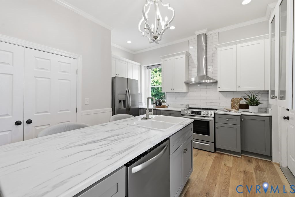 311 W 27th St