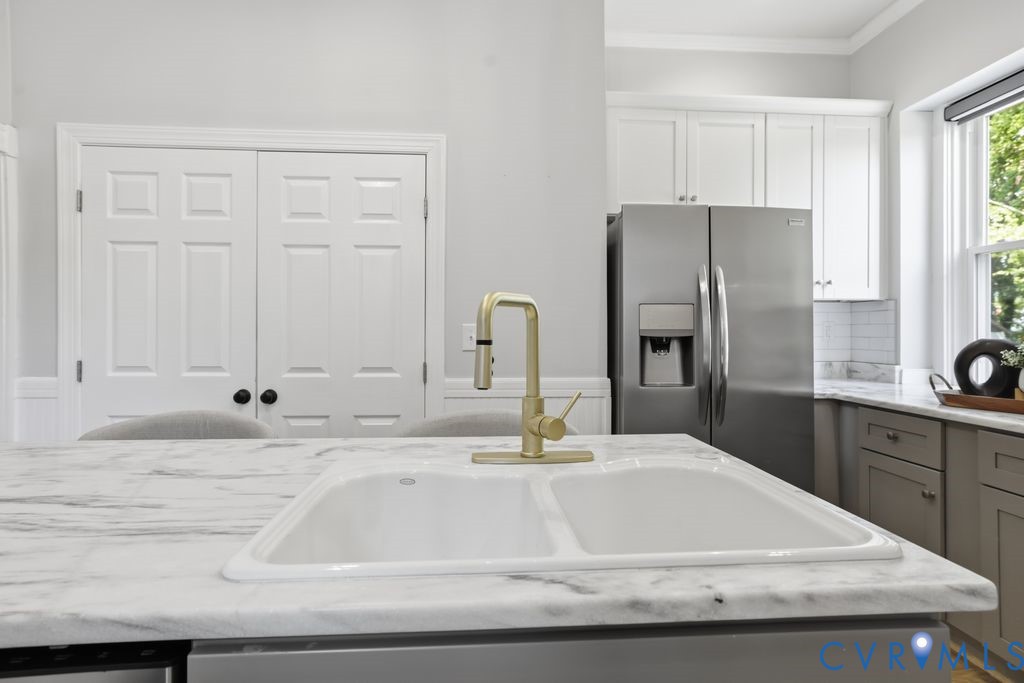 311 W 27th St