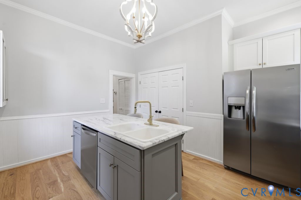 311 W 27th St