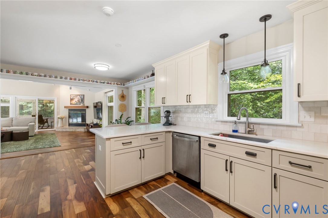1608 Queens Point Dr