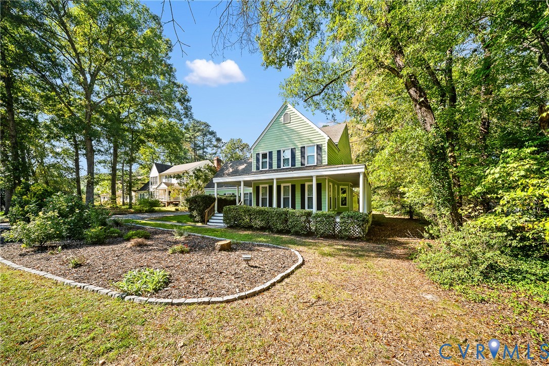 1608 Queens Point Dr
