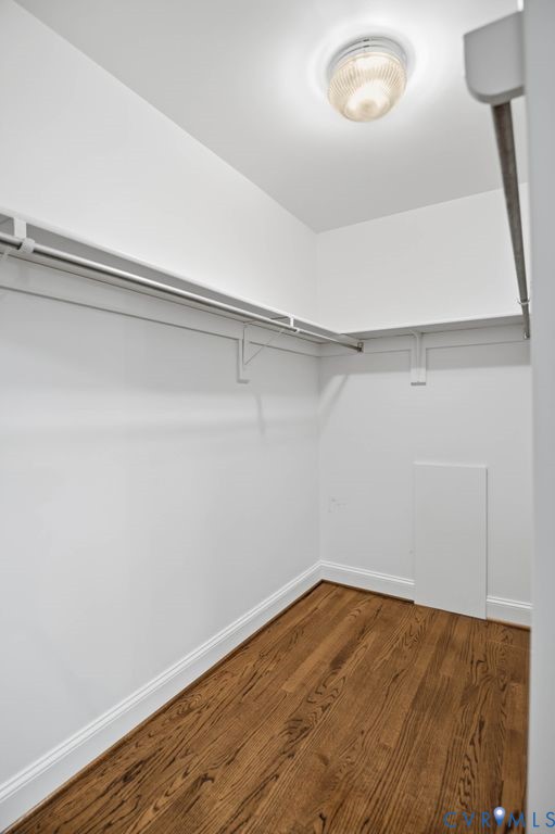 22 E Square Ln
