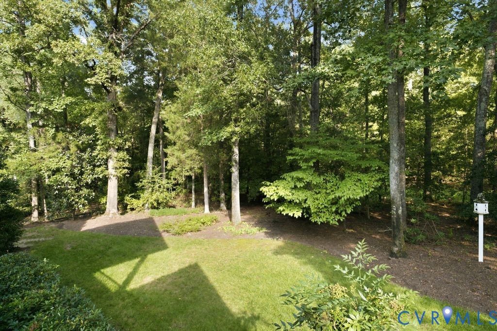 22 E Square Ln