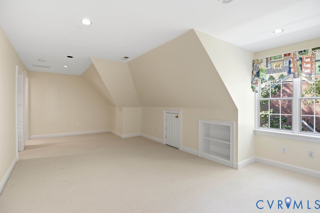 22 E Square Ln