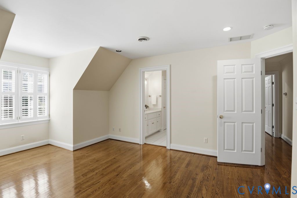 22 E Square Ln