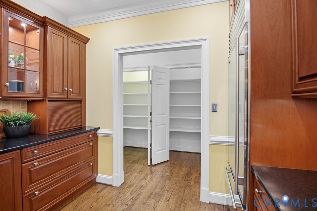 22 E Square Ln