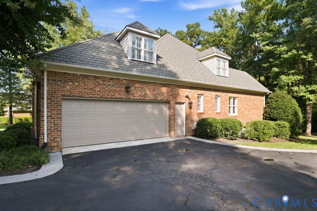 22 E Square Ln