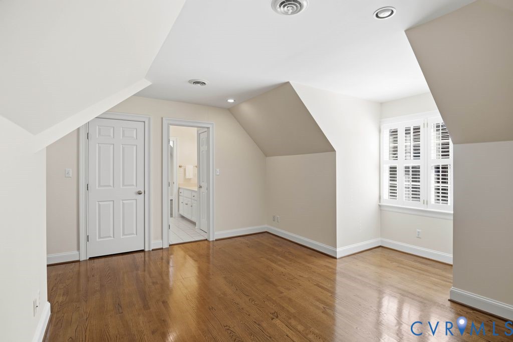 22 E Square Ln