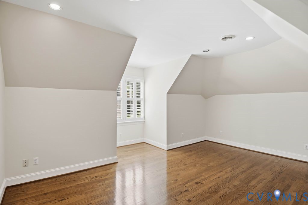 22 E Square Ln